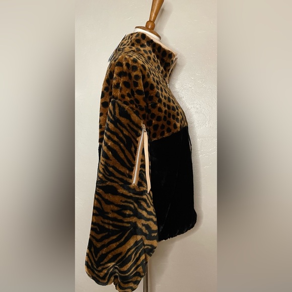 🎉HP🎉New! UGG Leopard Animalia Sherpa Fuzzy Zip Jacket Size Medium🐆🖤 - Picture 8 of 11